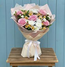 Букет цветов из:  Гвоздики, Орхидеи и Розы в Дубровки