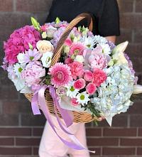 Цветочная композиция из Розы, Хризантемы, Пионы и Лизиантусы в корзине в Дубровки