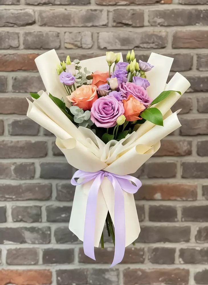 Букет цветов из: Лизиантусы и Розы в Дубровки