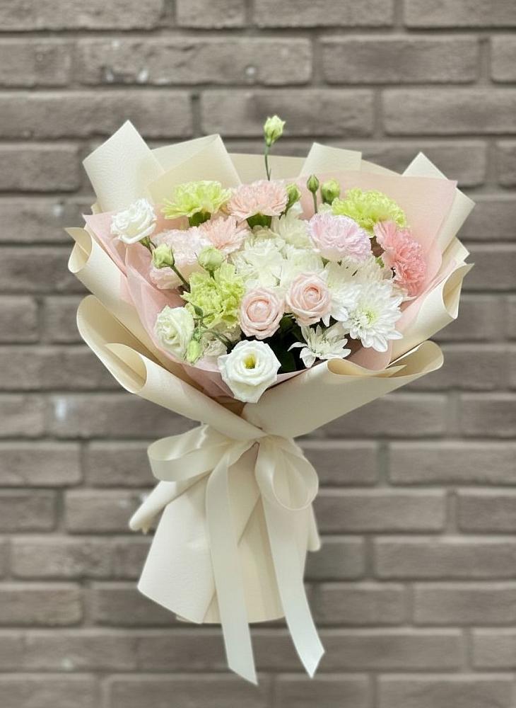 Букет цветов из: Гвоздики, Розы, Лизиантусы и Хризантемы в Дубровки