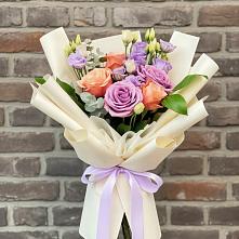 Букет цветов из:  Лизиантусы и Розы в Дубровки