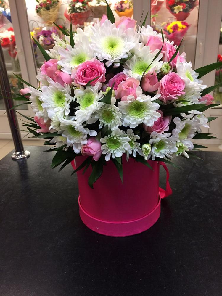 Цветочная композиция из Розы и Хризантемы в шляпной коробке в Дубровки