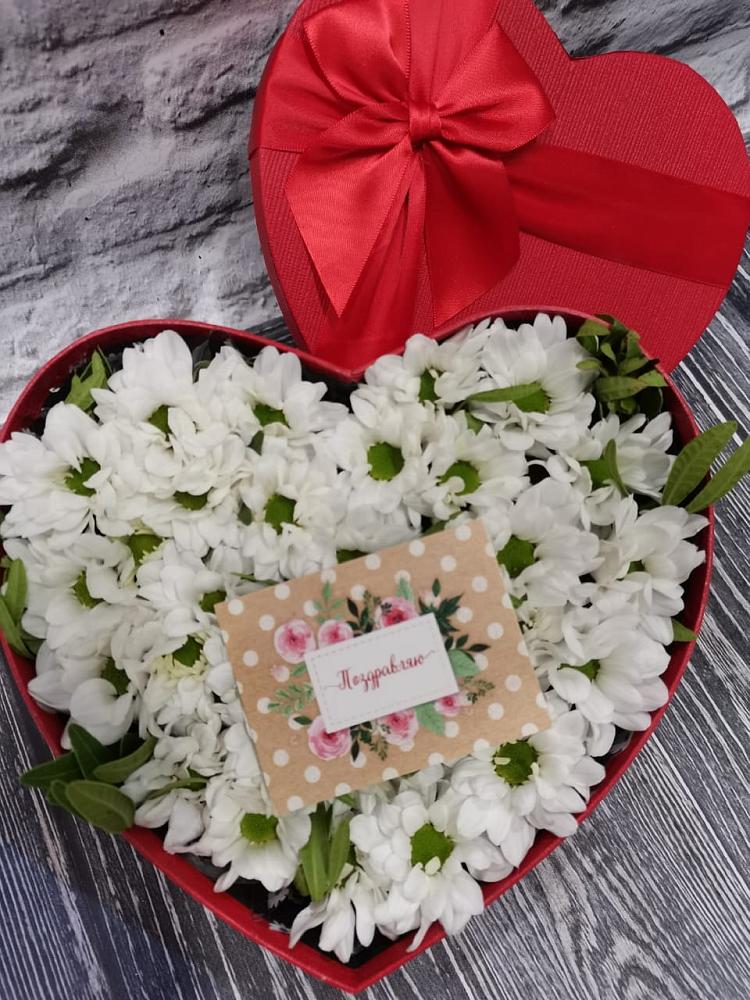 Цветочная композиция из Хризантемы в виде сердца в Дубровки